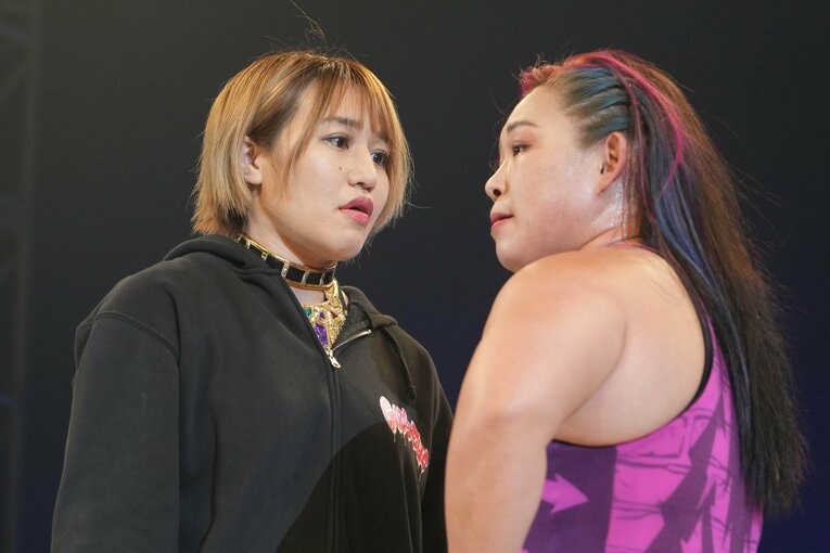 「最強」をかけて横浜アリーナで対戦する朱里と橋本千紘