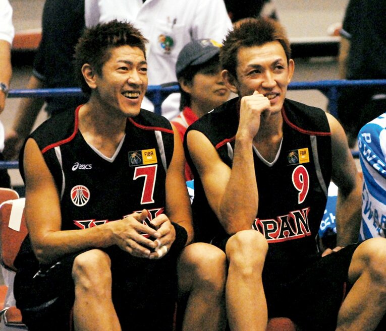 日本バスケの一時代を築いた佐古（左）と折茂。同学年の2人は親友でもあり、ライバルとして鎬を削った ©JIJI PRESS