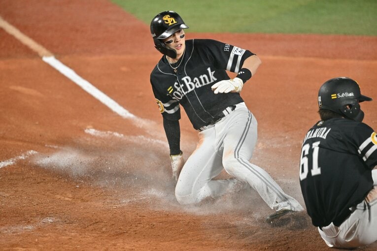 日本シリーズ第1戦、前走の川村友斗に追いつかんばかりのスピードで生還する周東佑京　©︎Hideki Sugiyama