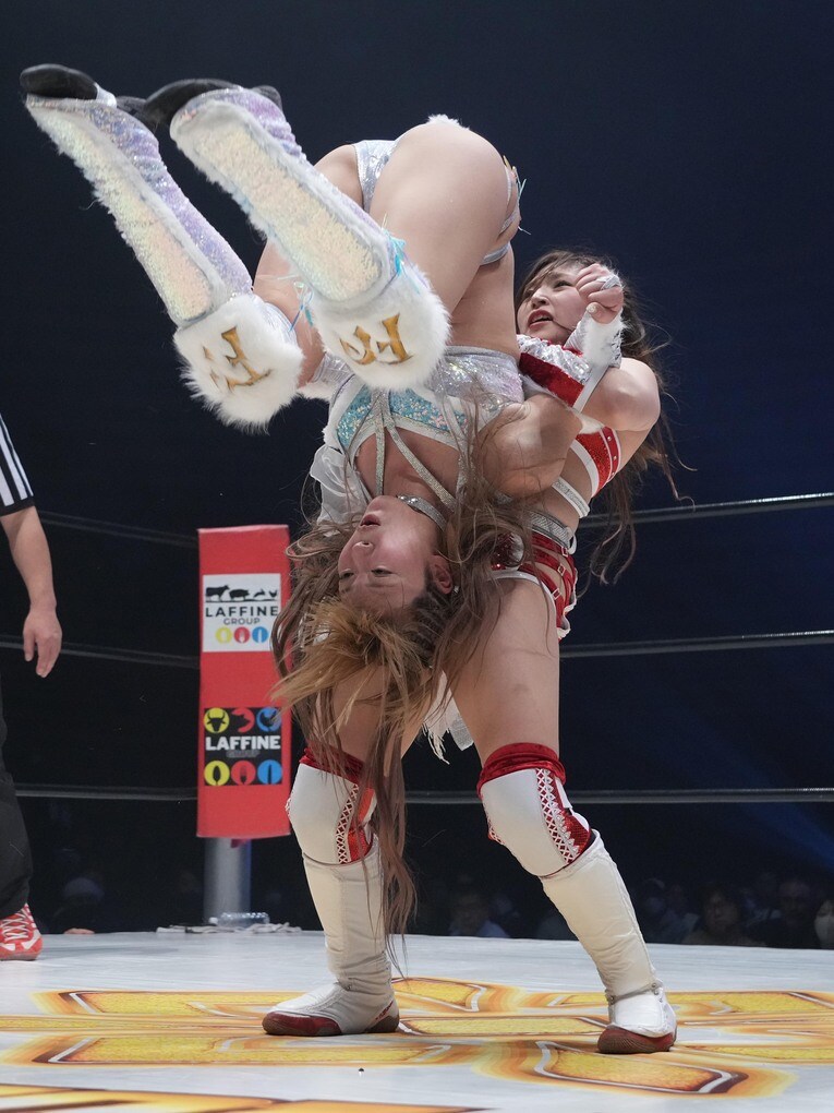 桜井麻衣にダブルアームスープレックスを放つ青野未来　©Essei Hara