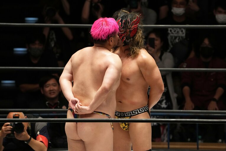 過激なコスチュームで男色ディーノと口づけをかわす　©Masashi Hara