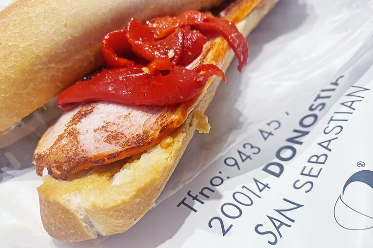 久保建英が「ベンチで同僚を爆笑させてる」“最高の1枚”を撮影後…過密日程に「ちょっとツラいかな」本人が語った“意外な理由”を思い出す(2)