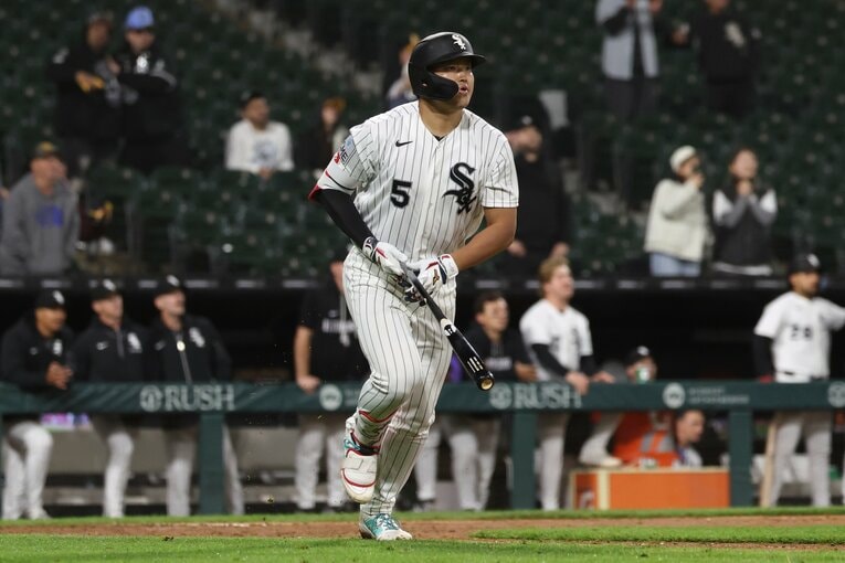 【日米で愛されるムネ写真】エンゼルス戦で12号逆転3ランを放った村上。確信歩きのち……（写真は右に続きます）　©Getty Images