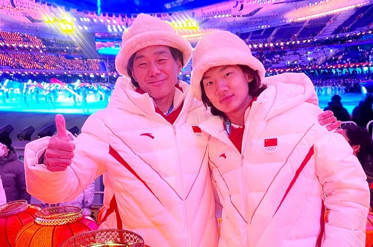 北京五輪の閉会式でシャオミンとともに記念写真に収まった佐藤氏。中国の関係者に請われての名誉ある参加だった ／ photograph by Yasuhiro Sato