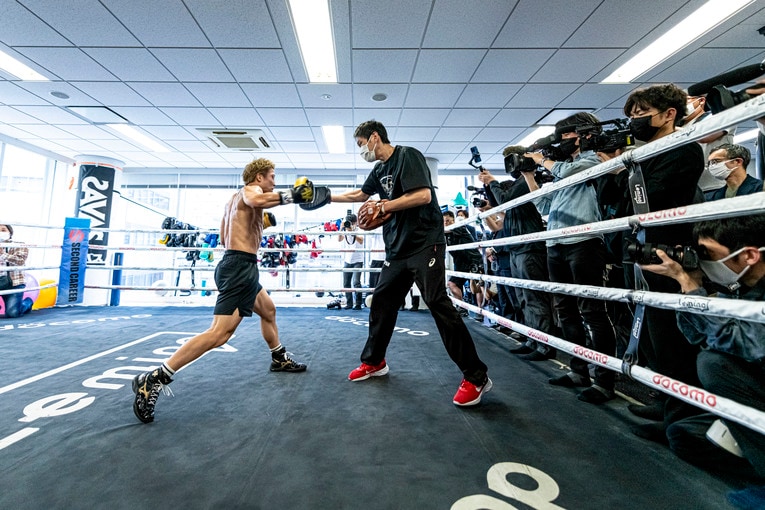 公開練習でミットを打つ井上尚弥　©Takuya Sugiyama