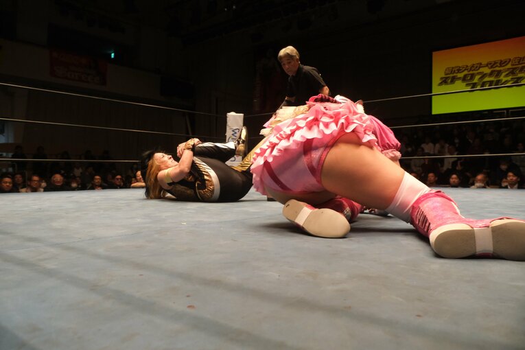 着地に失敗し、倒れ込んだタイガー・プリンセス　©Norihiro Hashimoto