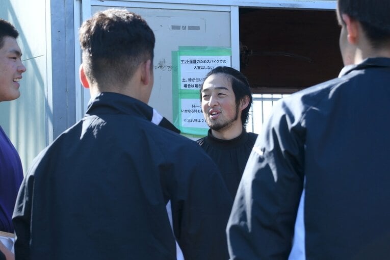 トレーナーの指導を受ける藤嶺藤沢高のナイン　©Zen Suzuki