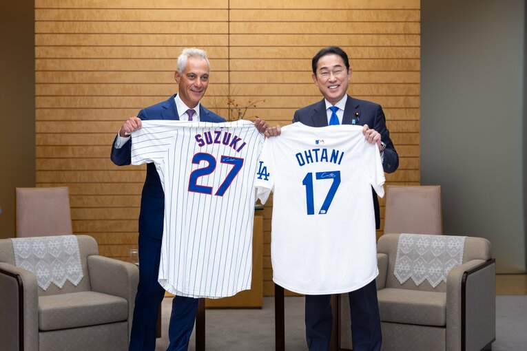 9月30日、退任する岸田首相にドジャースとカブスのユニフォームを贈呈した　©アメリカ大使館