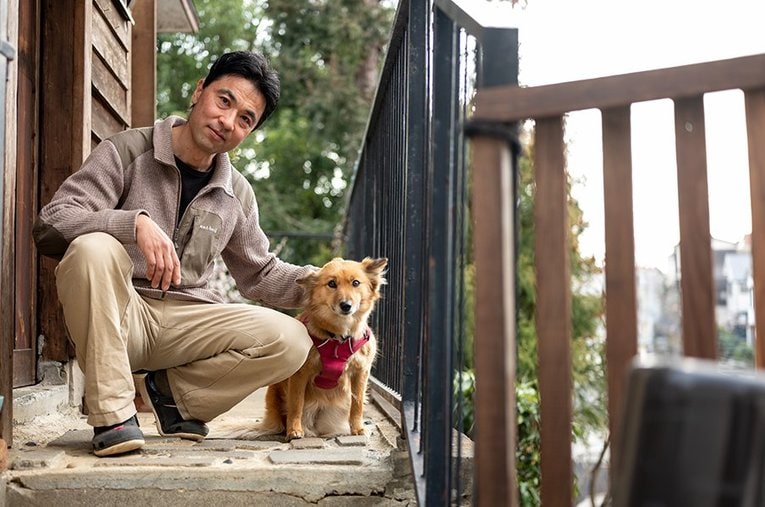 服部文祥さんと愛犬ナツ ／ photograph by Nanae Suzuki