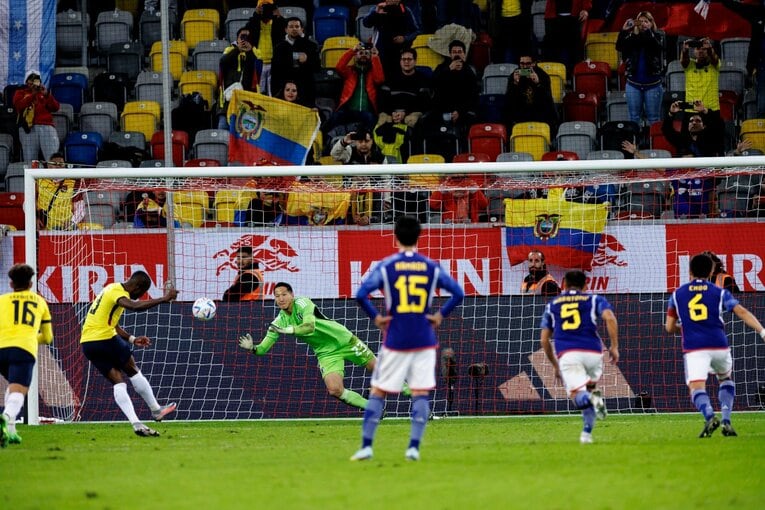 エクアドル戦、シュミット・ダニエルのPKストップ連続写真（3／6） ©Kiichi Matsumoto