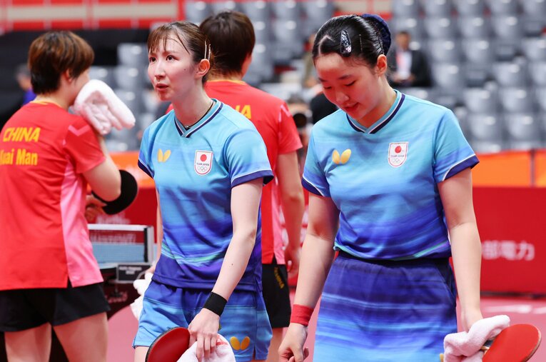アジア大会女子ダブルス決勝で中国ペアに敗れた張本美和と早田ひな ／ photograph by JIJI PRESS