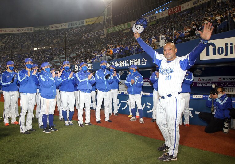 最終戦後にファンに手を振るラミレス　©JIJI PRESS