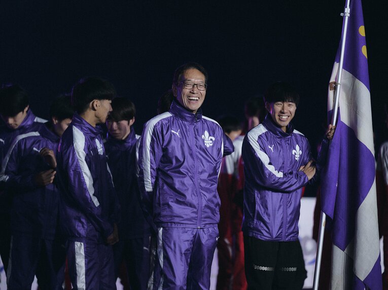 原田昭夫代理監督（中央）は学生時代、棒高跳びの選手で駅伝経験なし。本業の不動産管理業が多忙な中、母校愛からチームを支え、監督解任によって空いたポストをいったん預かる立場に　©Yuki Suenaga