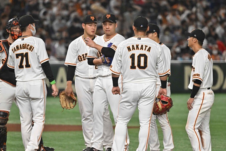 クローザーの大勢（中央）は前半戦25セーブをあげたが、そこにつなぐまでのリリーフ陣を確立できず…  ©︎Hideki Sugiyama
