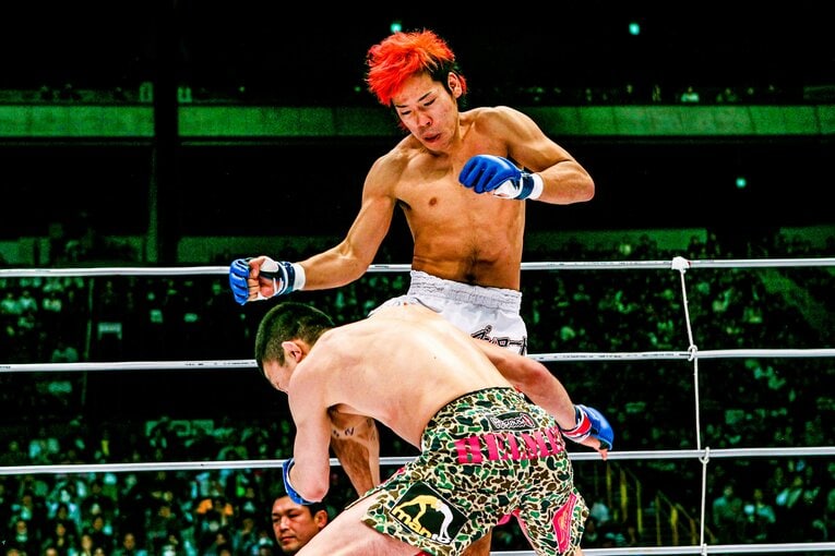 青木真也のタックルに膝蹴りを合わせる長島☆自演乙☆雄一郎　©Susumu Nagao
