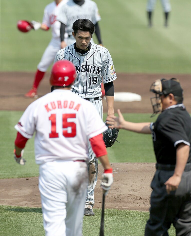 2015年4月阪神vs広島戦。藤浪のすっぽ抜けの内角球に激高する黒田【2枚目／全2枚】　©Sankei Shimbun