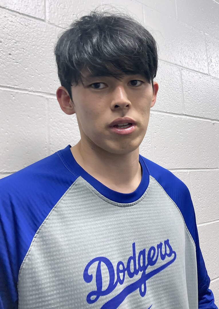 現地9月18日、リリーフ初登板を終えて取材対応する佐々木朗希　©︎JIJI PRESS