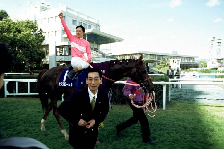1996年の天皇賞・春を制したサクラローレル。同年の年度代表馬に輝いた　©BUNGEISHUNJU