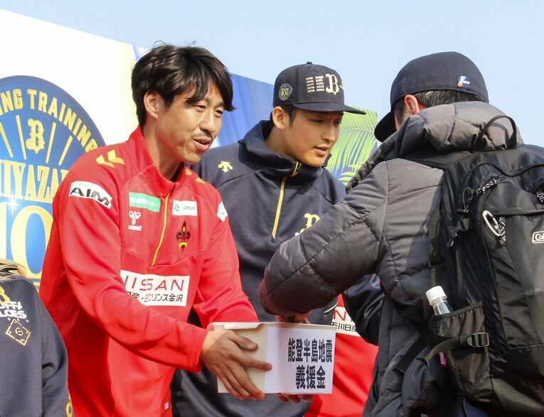 11日、ツエーゲン金沢のFW豊田陽平と募金活動を行う山﨑　©Kyodo News