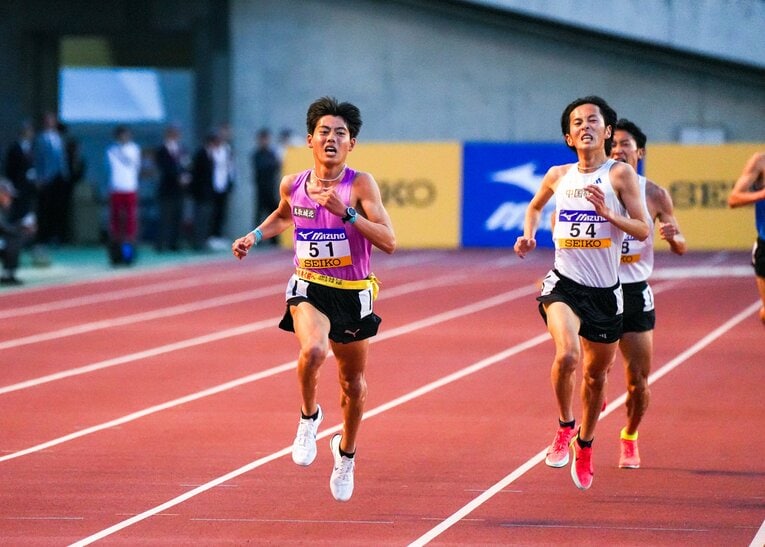 大牟田高の真っ赤なユニフォームから鳥取城北のシールを貼った「仮ユニフォーム」に変わったエースの本田。織田記念の5000mでは13分台の好走　©︎Satoshi Wada