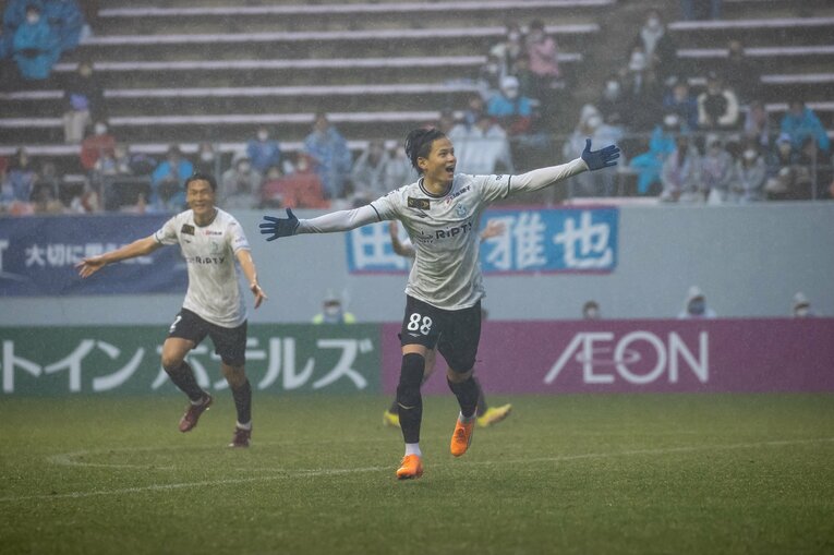 開幕節のサガン鳥栖戦、小野瀬康介はCKから美しいボレーシュートを決めた　©SHONAN BELLMARE