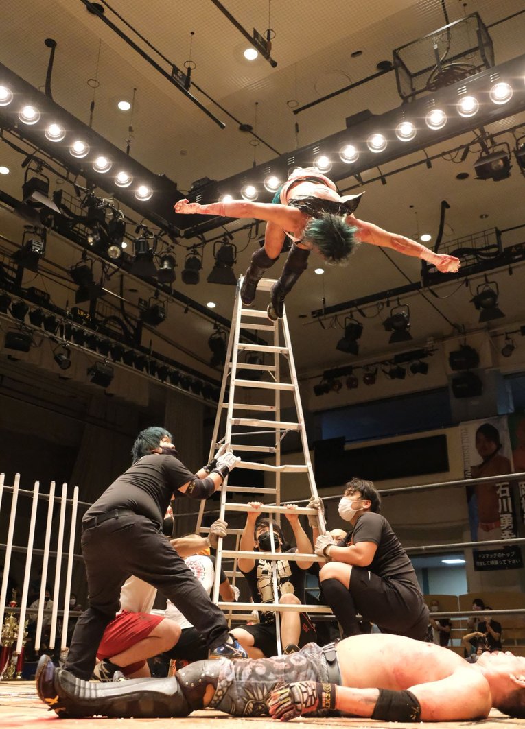 （写真をクリックすると「この記事の写真」にとびます。流血等の過激な写真を含みますのでご注意ください）