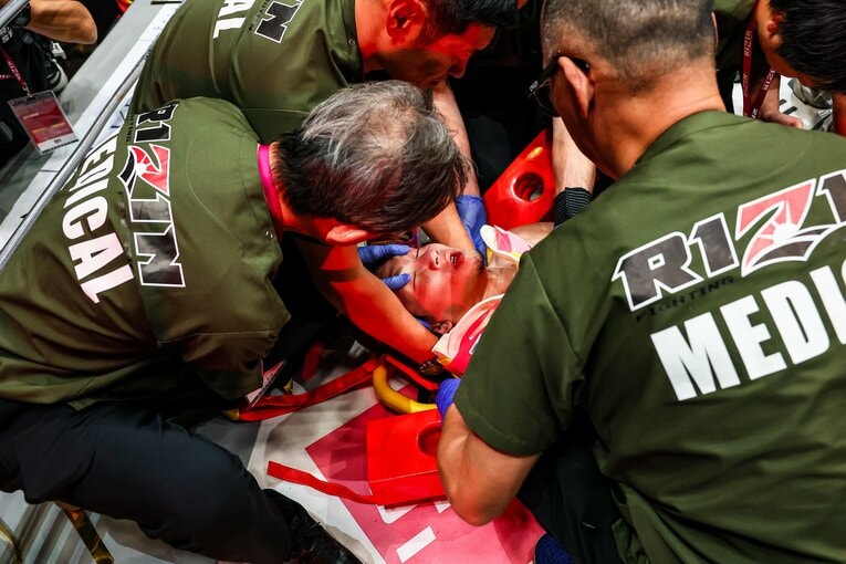 朝倉未来の首を固定するドクター　©RIZIN FF Susumu Nagao