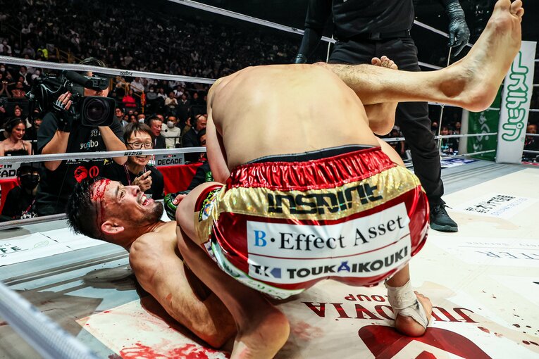 クレベル・コイケの三角絞め。鈴木千裕のヒジで流血しながらも貪欲に一本を狙った　©RIZIN FF Susumu Nagao