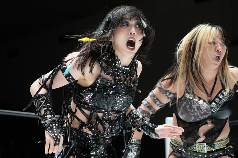 ともに悪の世界に身を置く上谷沙弥と渡辺桃　©Essei Hara