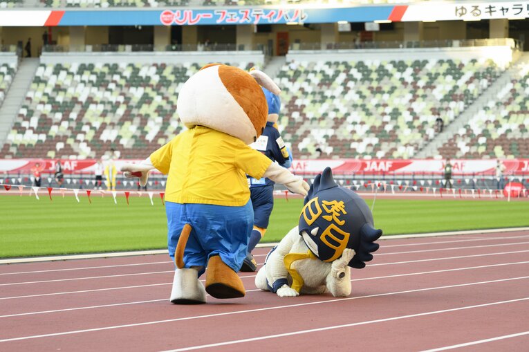 二日酔いのカモ虎課長を叩き起こす浅草新にゃか（左）　©︎Hirofumi Kamaya