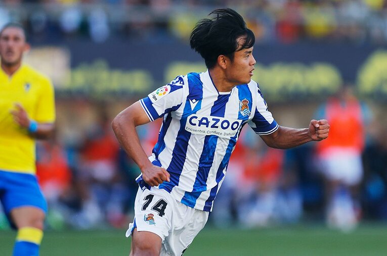 鮮やかなボレーシュートで移籍後初得点を挙げ、握りこぶしを作って喜ぶ久保建英。レアル・ソシエダで最高のスタートを切った ／ photograph by Daisuke Nakashima