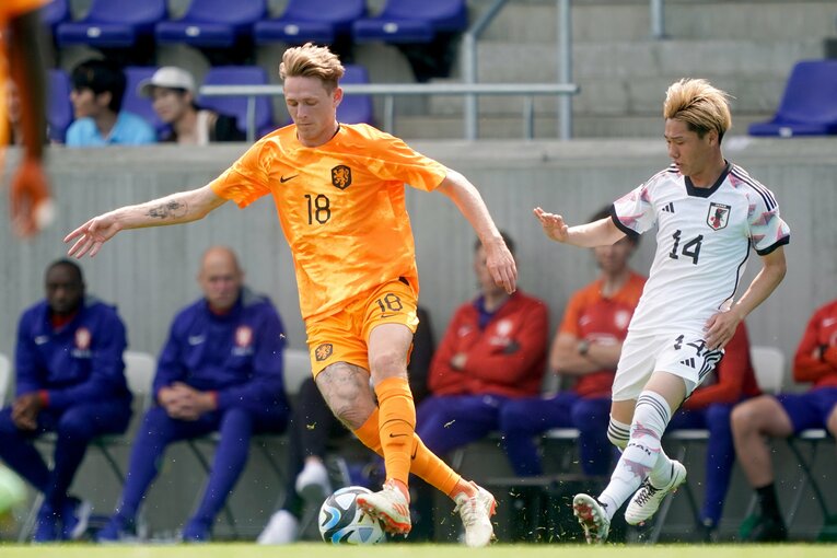 23年6月、U-22オランダ戦での三戸　©Getty Images