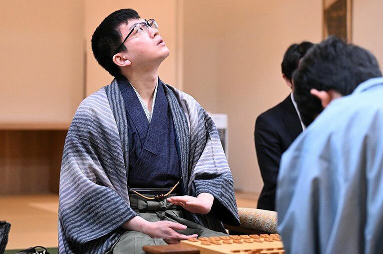 王将戦第3局、藤井聡太七冠の前で天を見上げる永瀬拓矢九段 ／ photograph by Keiji Ishikawa