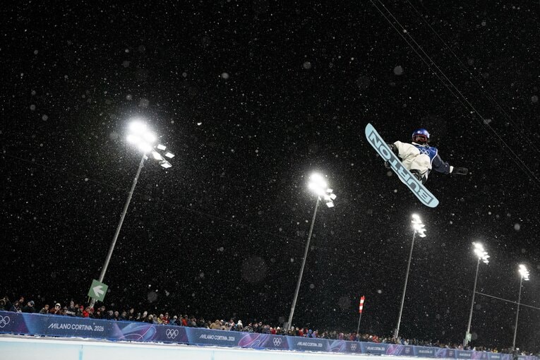 宙を舞う小野光希のルーティーン　©Nanae Suzuki/JMPA