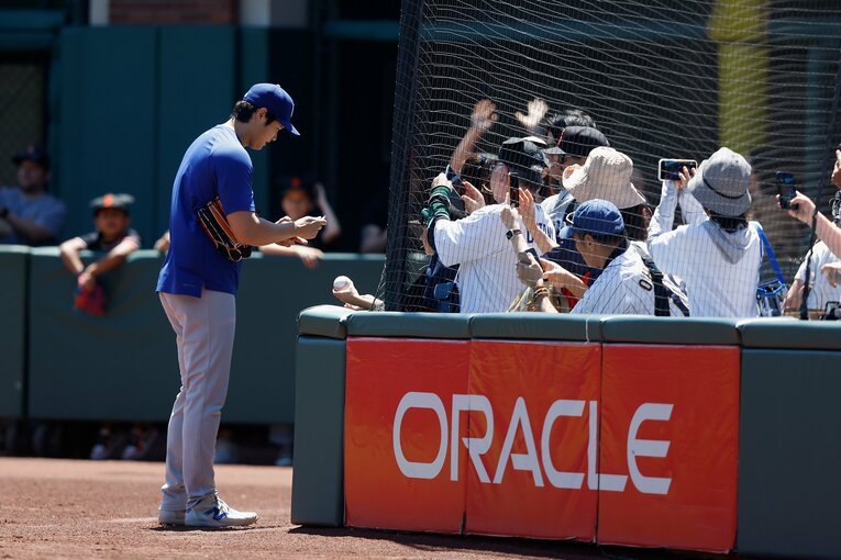 試合前の一コマ。同地区のライバルとはいえ、やっぱりサンフランシスコでも人気者だった　©Getty Images