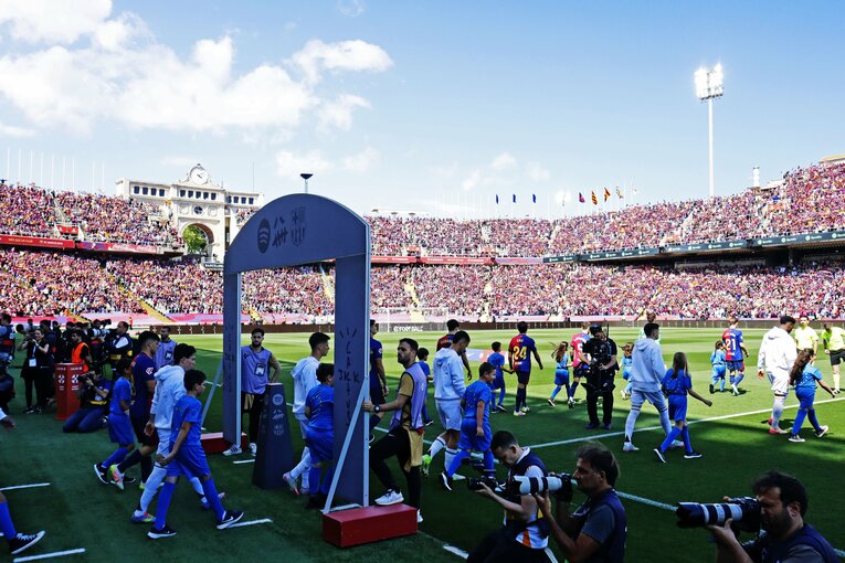 「日本代表戦で解任された監督」がバルサ再建…才能覚醒ヤマル17歳に引退撤回ベテランGKの涙「失点が多くて危うい」のにマドリー撃破2冠のナゼ(11)