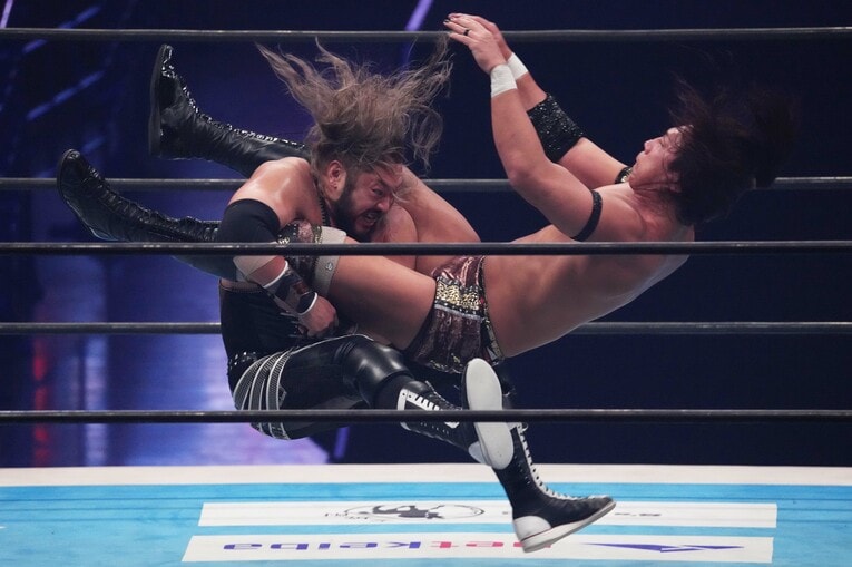 竹下幸之介をマットに叩きつけるEVIL 　©Essei Hara