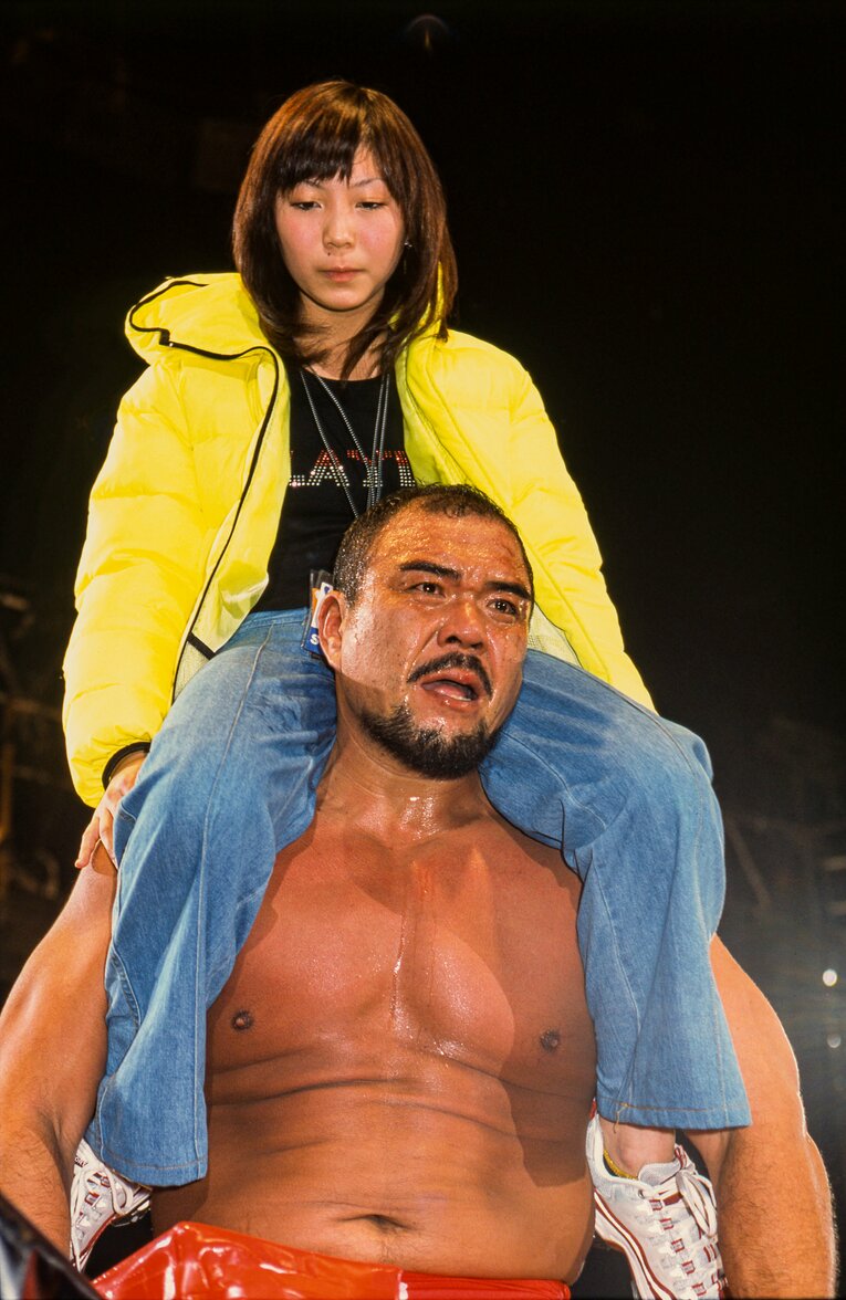 ジェロム・レ・バンナに勝利し、愛娘を肩車する安田忠夫