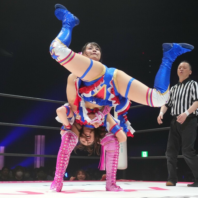 荒井優希を持ち上げる渡辺未詩　©Essei Hara