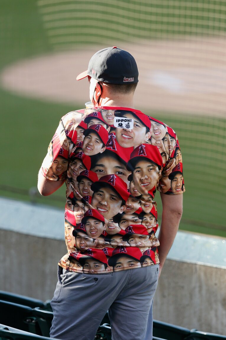 今季の大谷グッズでは、顔面が大量に描かれたTシャツも話題になった　©Getty Images