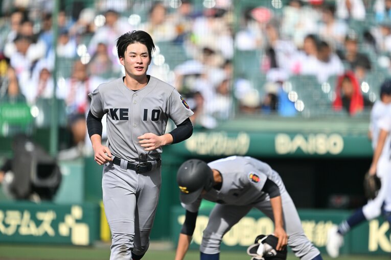 慶応の丸田湊斗と「（U-18で）バスで隣に座りました」（緒方漣）　©Hideki Sugiyama