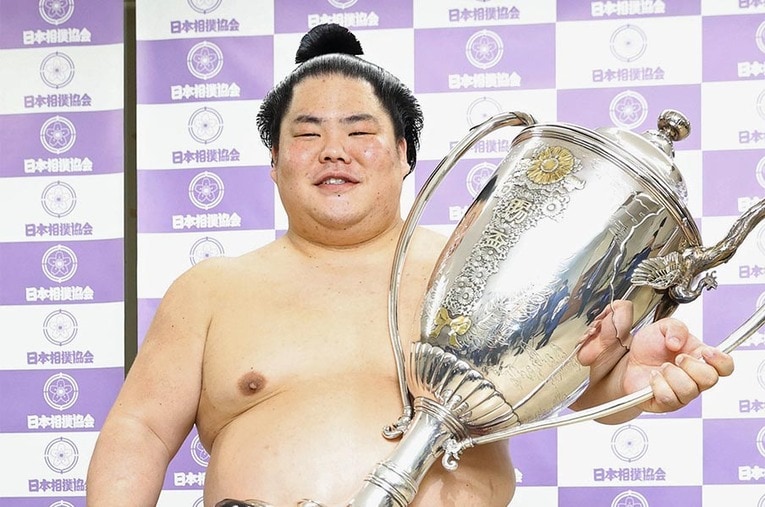 大相撲初場所で初優勝を決め、賜杯を手に笑顔の大栄翔 ／ photograph by KYODO