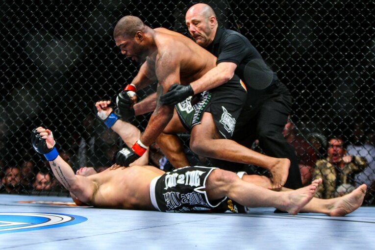 あわててレフェリーが試合をストップした（1枚目／全8枚）©Susumu Nagao