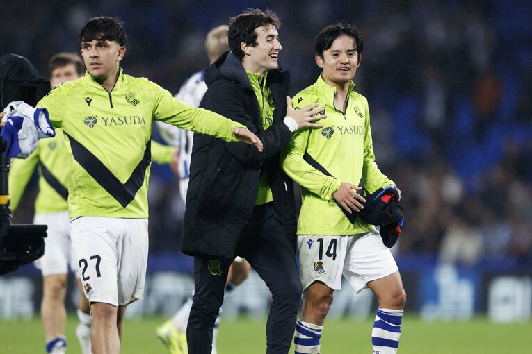 バルサ相手の勝利に、戦友と喜び合う　©Daisuke Nakashima
