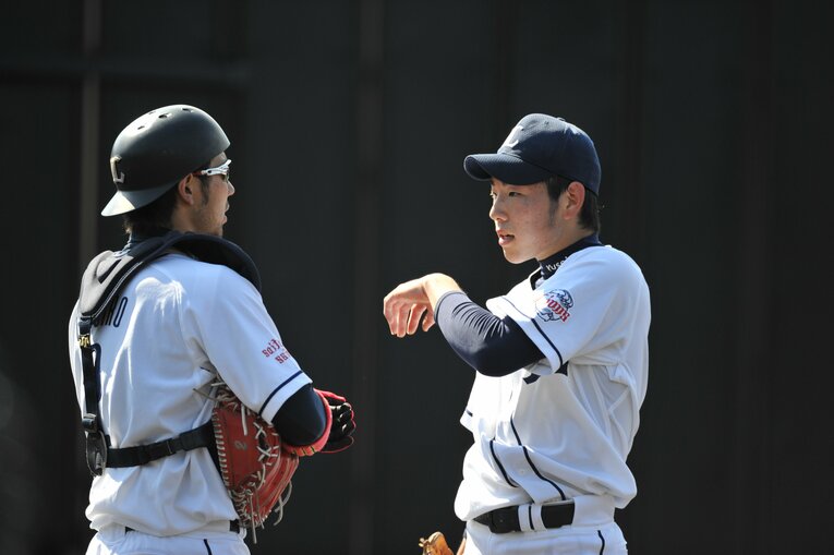 ブルペンで菊池と話し込む炭谷　©Hideki Sugiyama