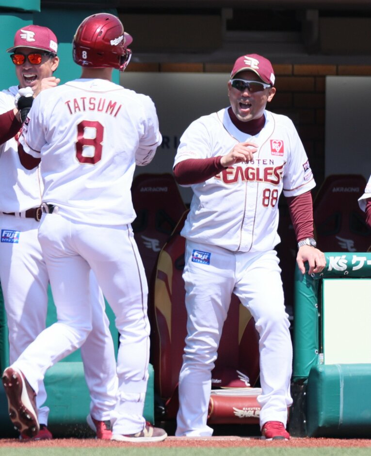 辰己を出迎える三木監督　©︎JIJI PRESS