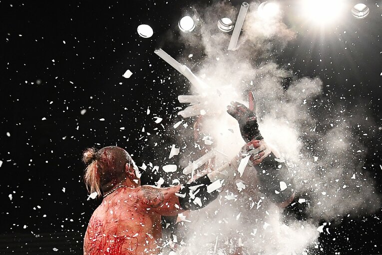 蛍光灯を持った石川にラリアットを叩きこむ葛西（左）