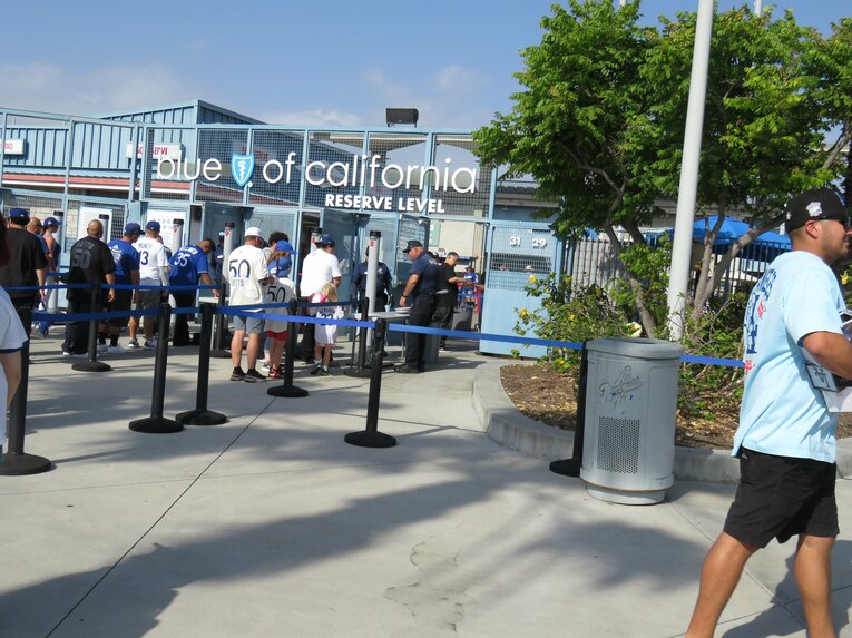 入場ゲート前の行列　©Kou Hiroo