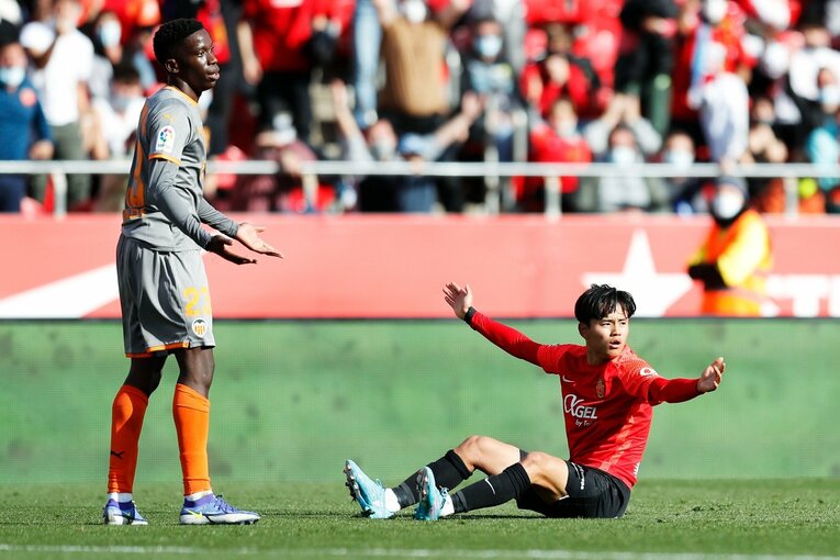 久保建英が“不可解判定”に怒った！ ラフプレーに抗議→イエローも…「バモス！クボ」とファンが信頼する理由〈撮影者の視点〉(48)