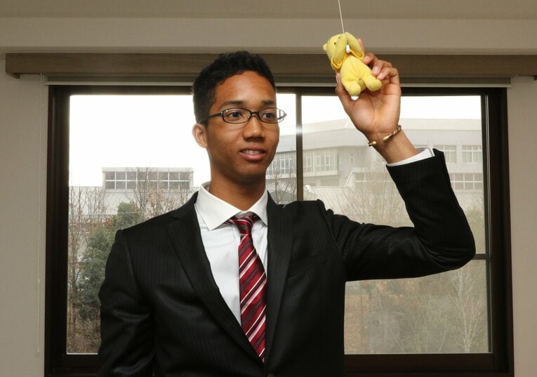 2015年１月、照明の紐につけるお気に入りのプーさんのぬいぐるみを手に入寮した宗　©︎SANKEI SHIMBUN